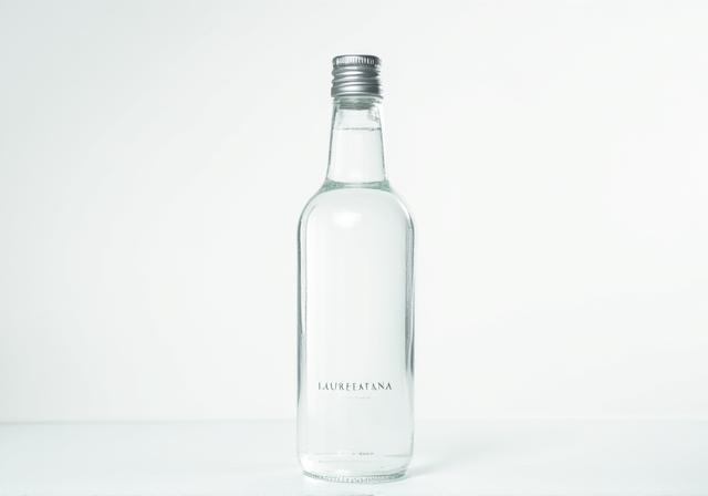 Bottiglia di acqua Lauretana in vetro elegante